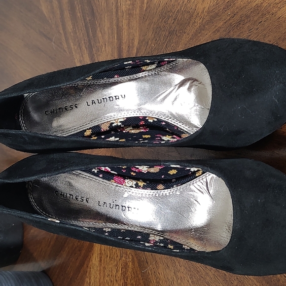 Heels: Black Velour 4.5" Pumps - Picture 5 of 7